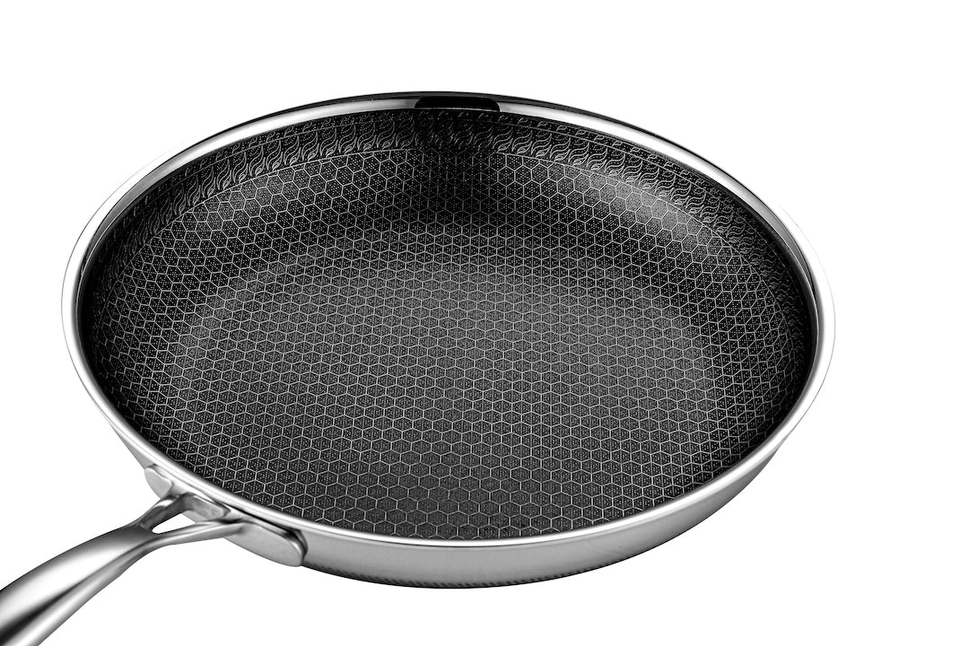 Nem rengøring af non-stick stegepande. Håndtag som ikke bliver varmt ved brug på induktion og andre komfurer.