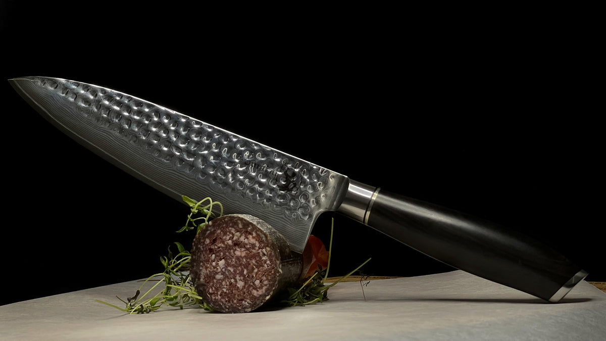 Kaki kokkekniv i 67 lag damaskusstål. FSC certificeret ibenholttræ