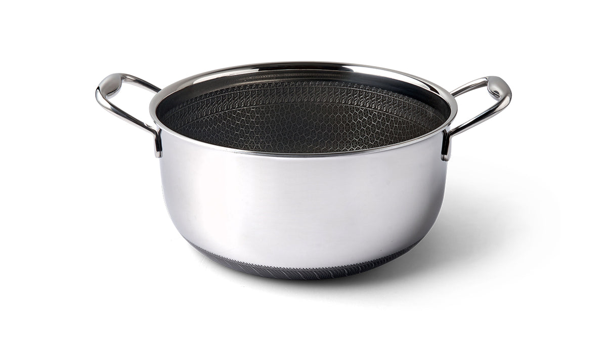 Non-stick gryde Ø24 cm som rummer hele 5 liter. Gryden er en del af et grydesæt bestående af 3 størrelser gryder. Gryde leveres altid med låg. Special non-stick belægning som tåler både metalredskaber og opvaskemaskine. Gryde ses fra siden.