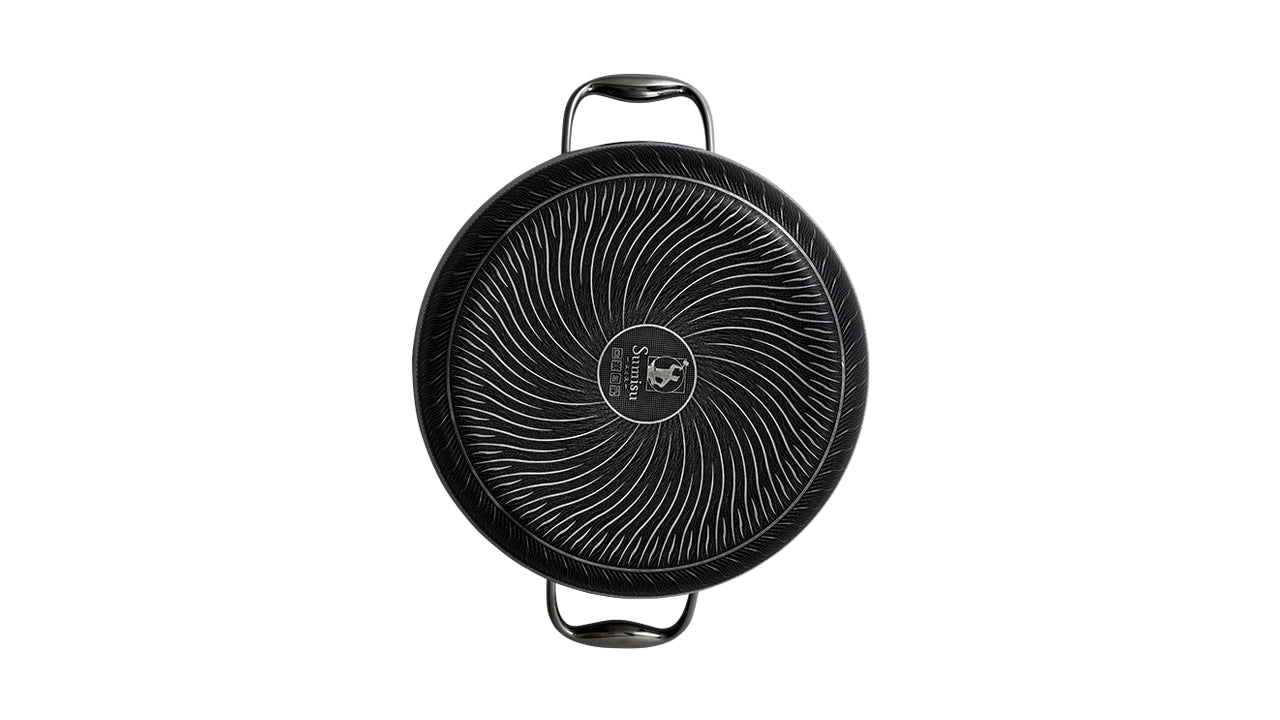Non-stick gryde Ø24 cm som rummer hele 5 liter. Her ses den specielle bund, som gør at hele grydesættet er meget nemt at holde ren. Gryden er en del af et grydesæt bestående af 3 størrelser gryder. Gryde leveres med låg. Special non-stick belægning som tåler både metalredskaber og opvaskemaskine