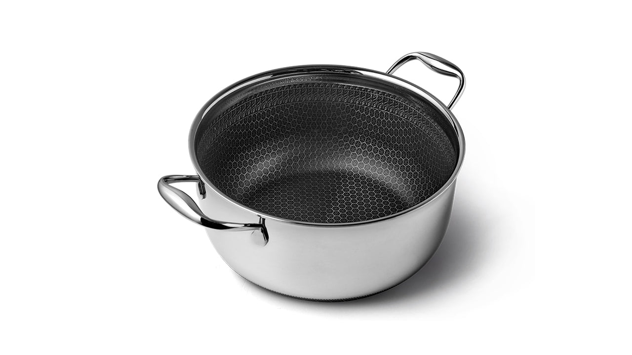 Non-stick gryde Ø24 cm som rummer hele 5 liter. Gryden er en del af et grydesæt bestående af 3 størrelser gryder. Gryde leveres med låg. Special non-stick belægning som tåler både metalredskaber og opvaskemaskine. Gryde ses herfra skråt fra oven.