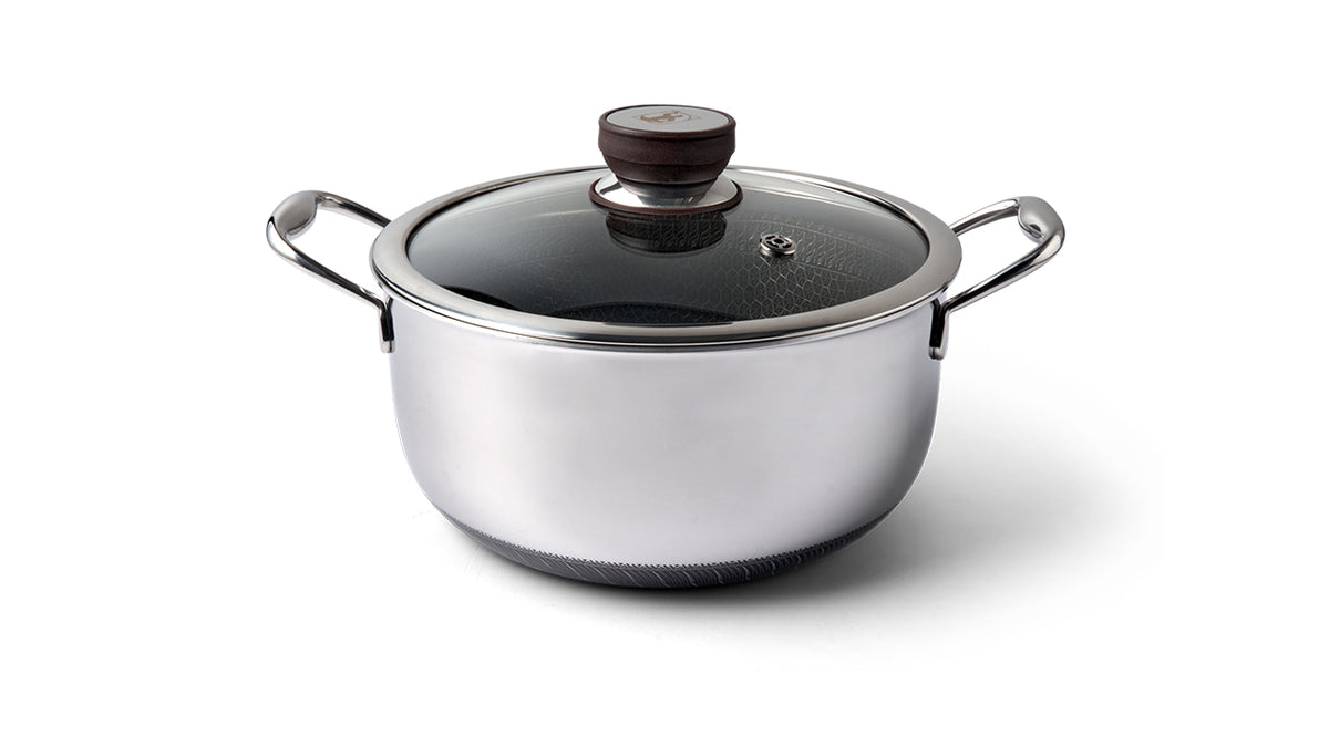 Non-stick gryde Ø24 cm som rummer hele 5 liter. Gryden er en del af et grydesæt bestående af 3 størrelser gryder. Gryde leveres med låg. Special non-stick belægning som tåler både metalredskaber og opvaskemaskine