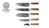 Knivsæt i damaskus stål. Knivene er inspireret af japanske knive. Knivsæt i 67 lags Damaskus stål med italiensk oliventræ.