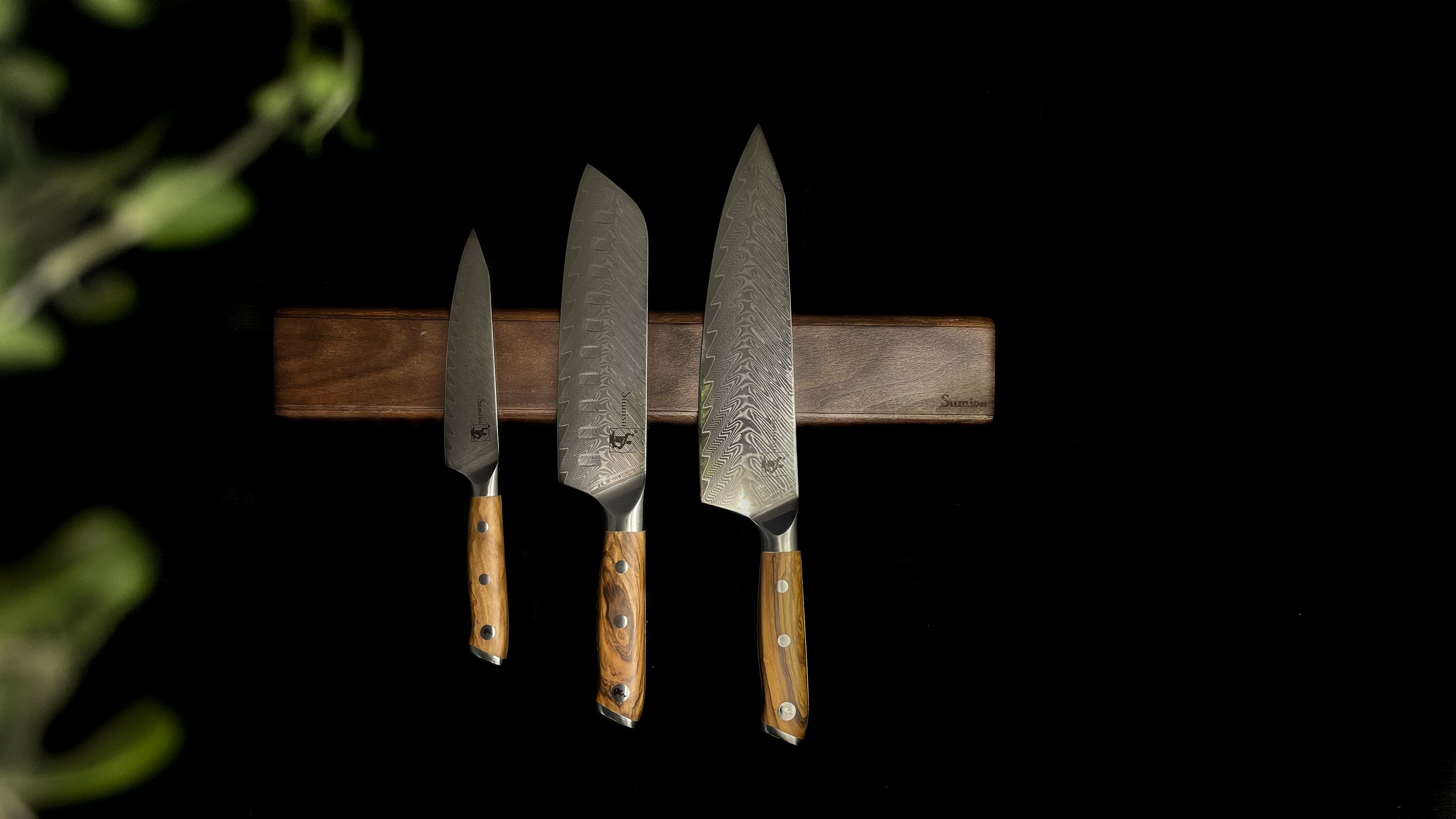 Nem og god opbevaring af dine japanske knivsæt på knivmagnet til væggen i valnøddetræ