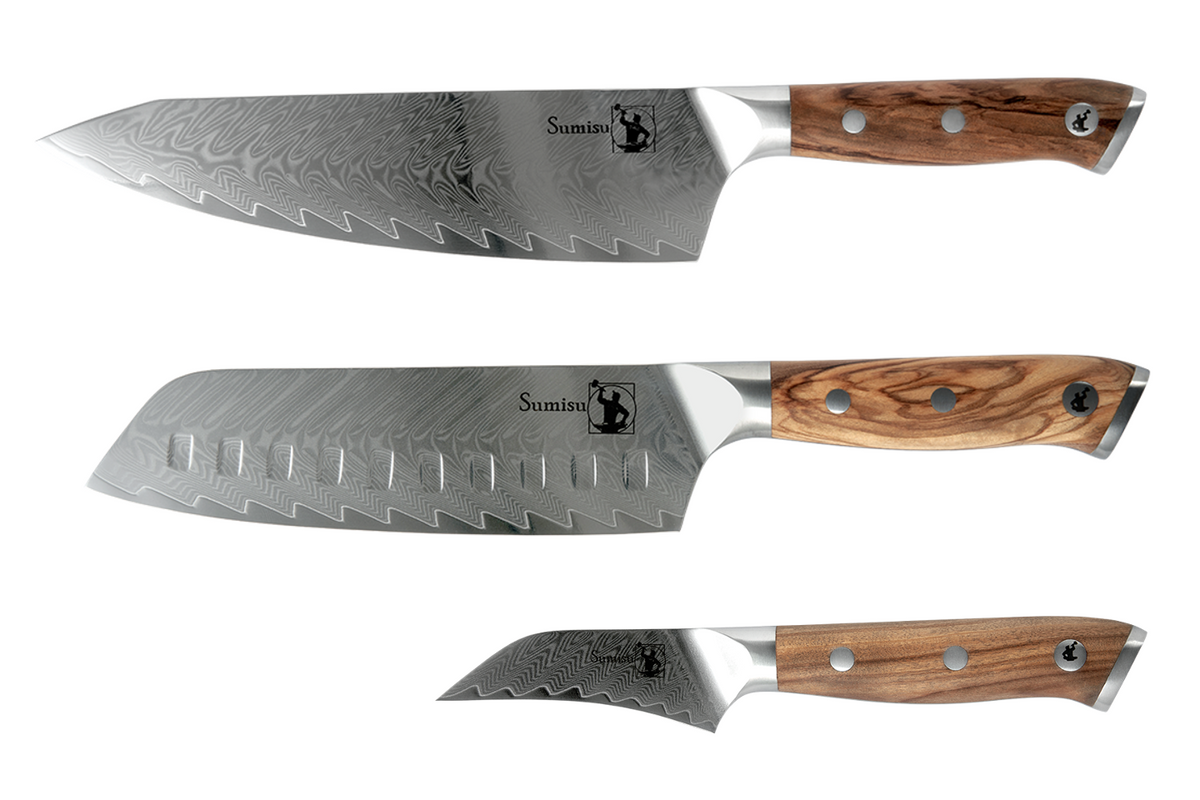 Art 67 lags damaskus stål knivsæt med 3 knive. Bestående af kokkekniv, santokukniv og urtekniv. Alle med FSC certificeret oliventræ.