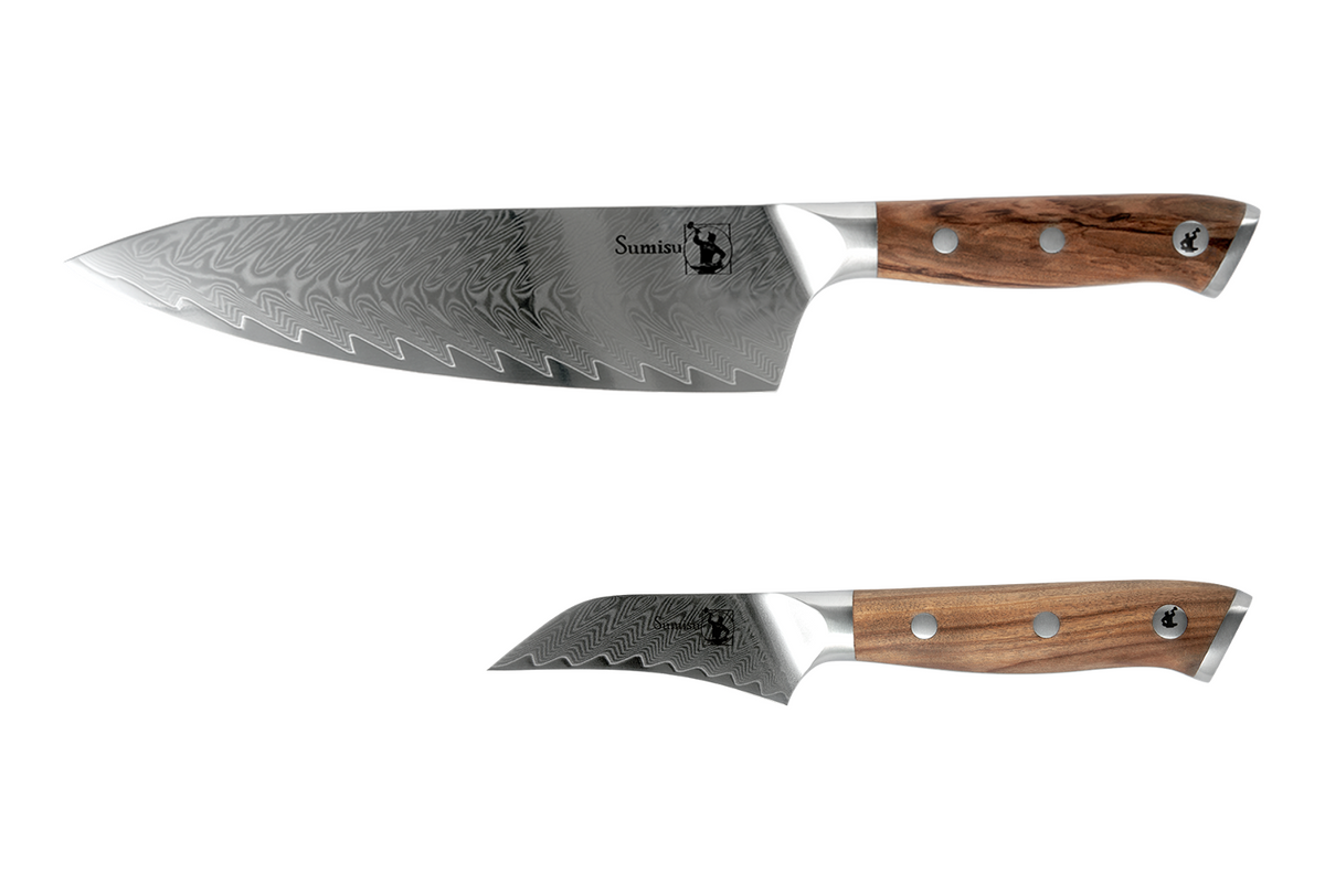 Art kniv sæt beståede af kokkekniv og urtekniv. Begge i 67 lag damaskus stål. FSC certificeret oliventræ.