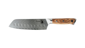 67 lag damaskus stål er brugt til fremstilling af denne kniv. Hårdhed på hele 62 HRC. Smukt mønster på santokukniv i damaskusstål.