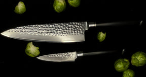 Knivsæt inspireret af japanske knive. Sort håndtag og meget skarpe