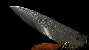 Japansk inspireret kokkekniv i 67 lags damaskus stål. Banket så det slipper det der skæres nemt