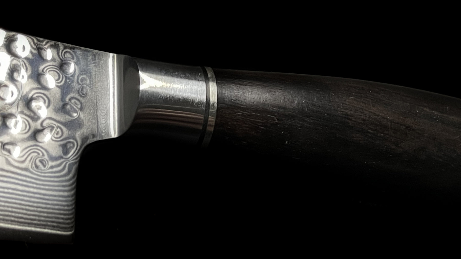 Japansk inspireret grøntsagskniv også kaldet santoku køkkenkniv i 67 lags damaskusstål. Meget skarp og vores testvinder