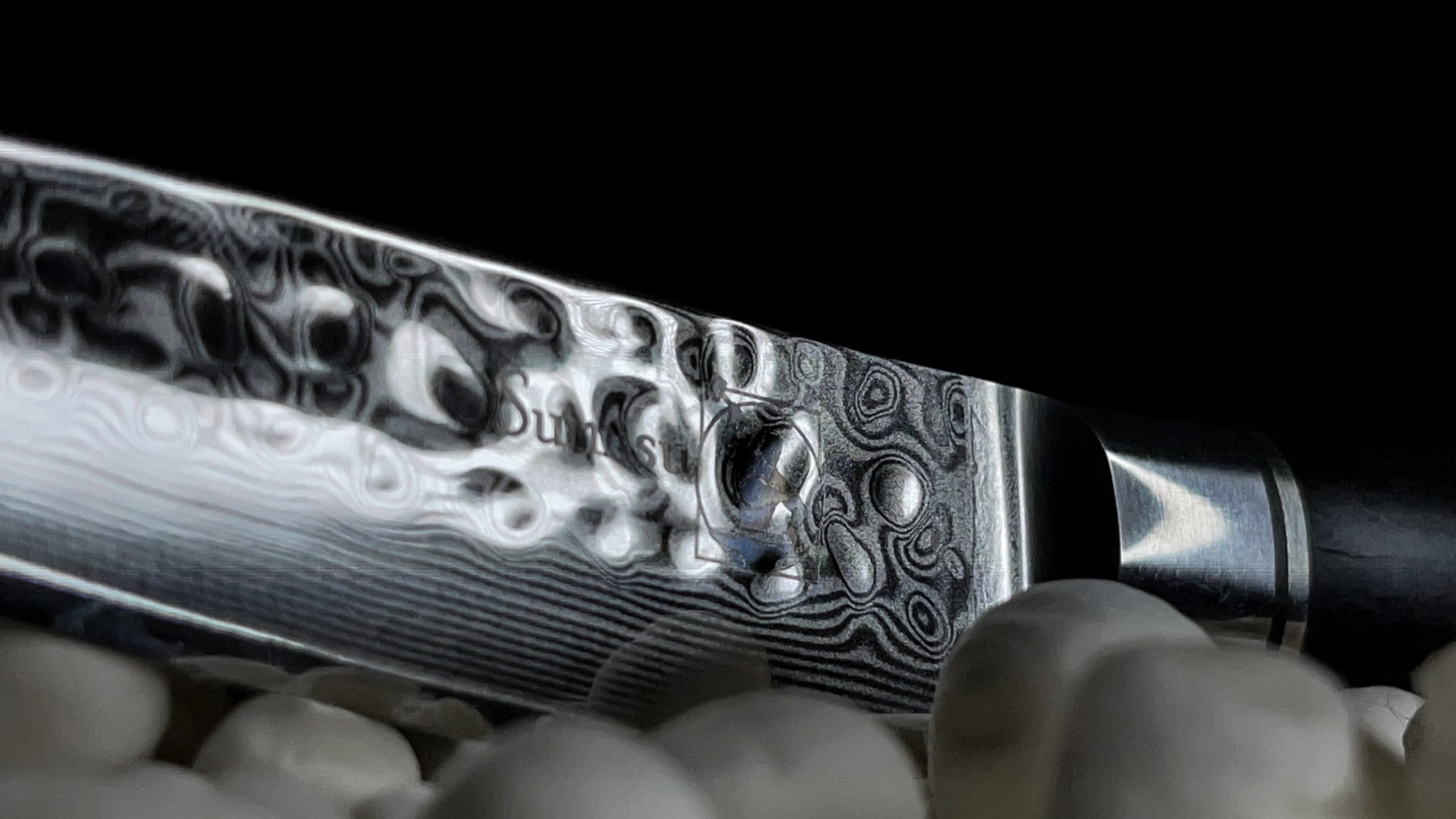 Urtekniv i banket damaskus stål med sort håndtag. Holder sig skarp længe, testvinder til mindre opgaver og japansk kniv inspireret.